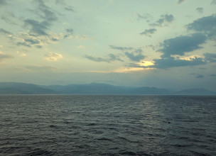 Hinreise, albanische Küste am Morgen